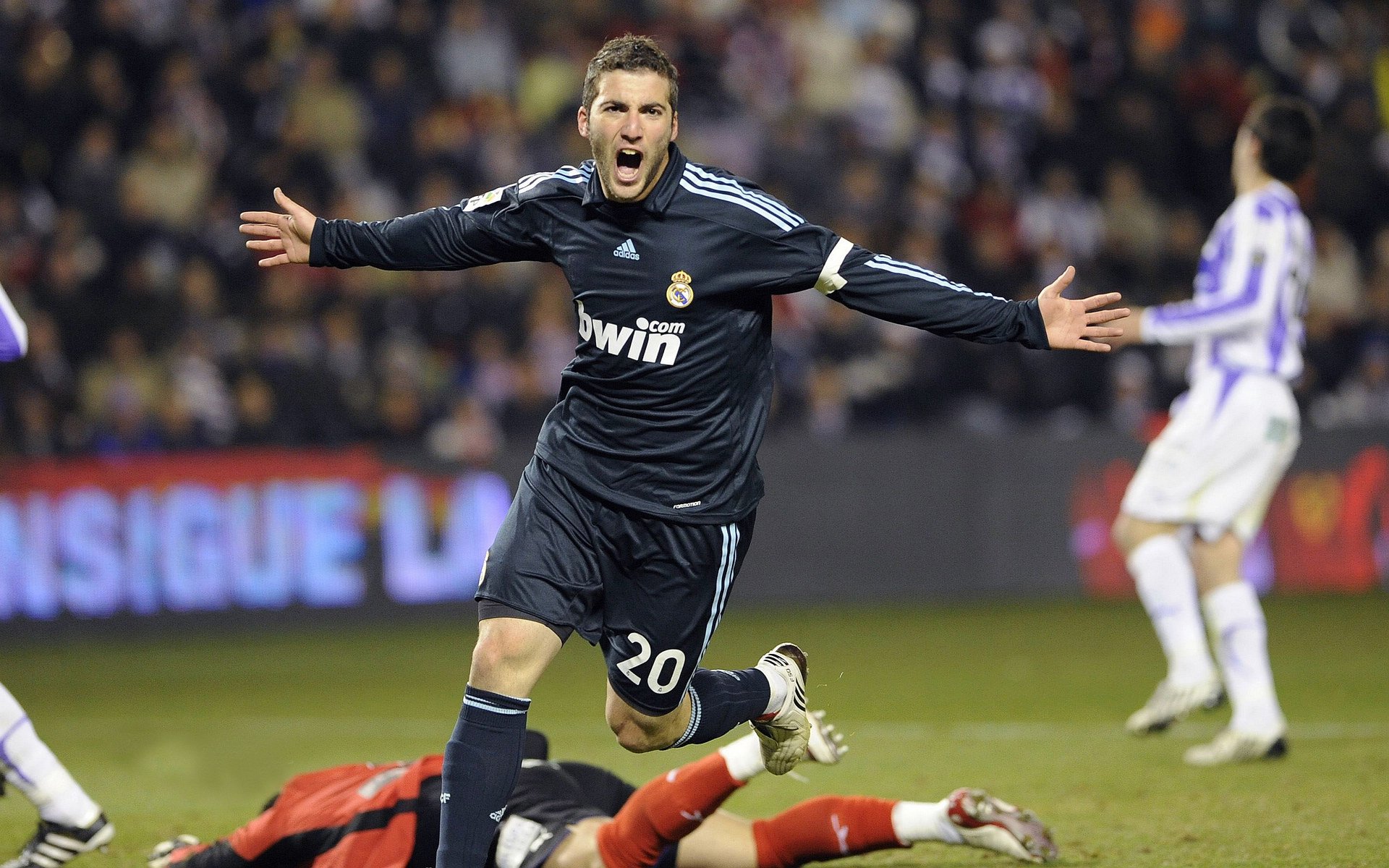 中国足球比赛节奏控制模型演示，足球运球节奏训练